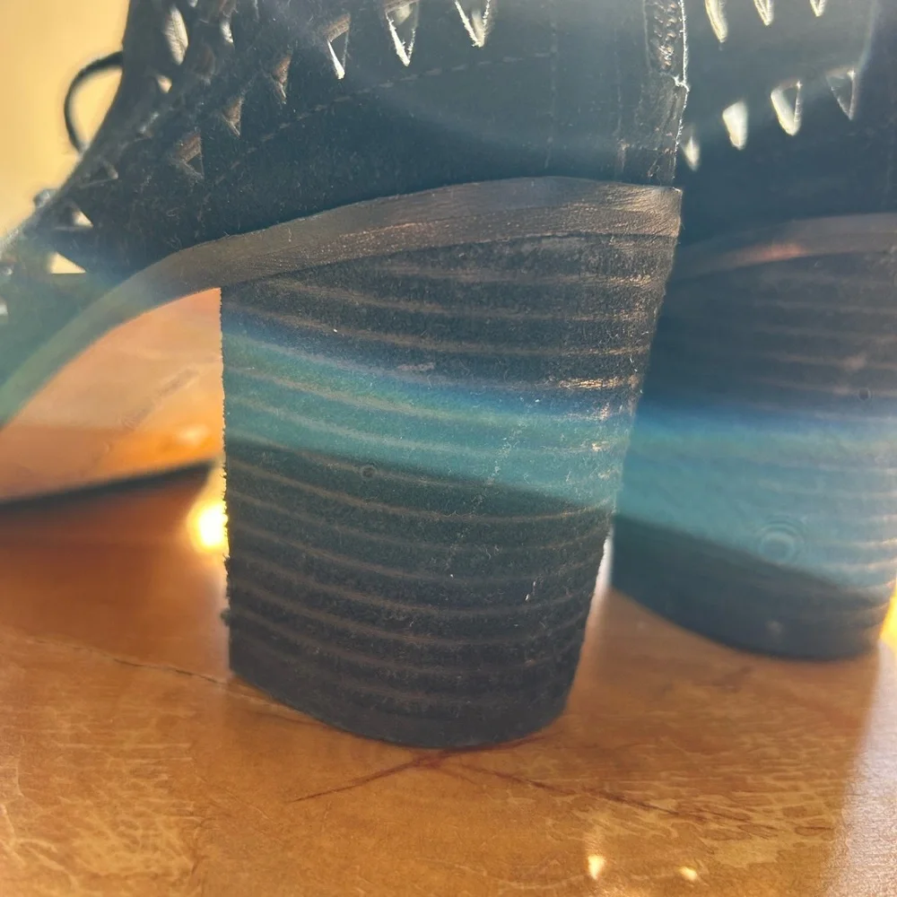 Vince Camuto suede tie at front zipper on back! Preowned 
Very good condition - Picture 5 of 7